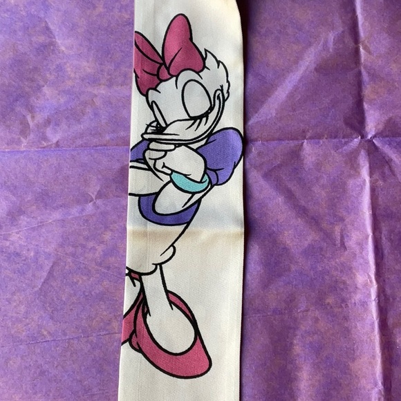 🎀 DISNEY X COACH DAISY DUCK SCARF 🎀 NWT 🎀 - Picture 9 of 16